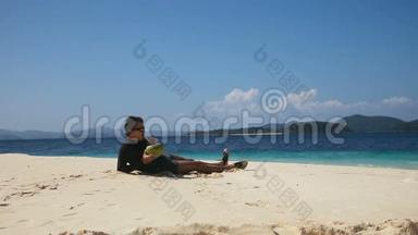 在海滩上喝椰子汁的男人